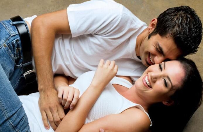 Ein Mann wird erregt, wenn er ein Mädchen berührt