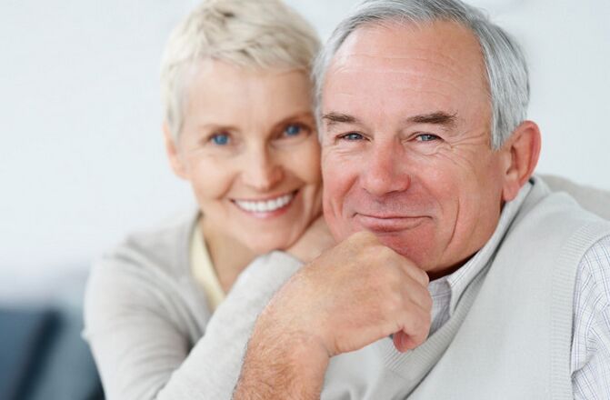 Frau und Mann über 60 Jahre mit erhöhter Potenz Foto 2